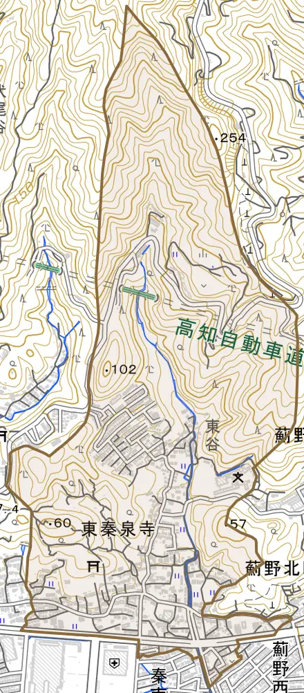 東秦泉寺とその周辺の地図。町の範囲を重ねている