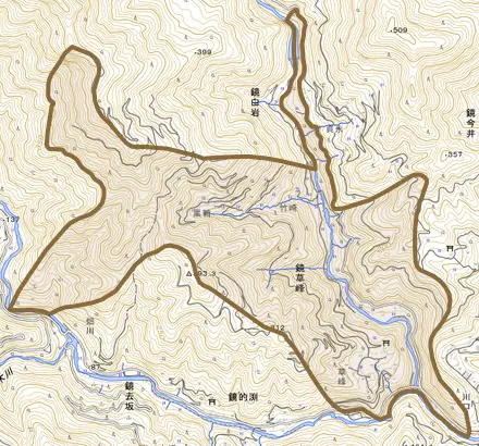 鏡草峰とその周辺の地図。町の範囲を重ねている