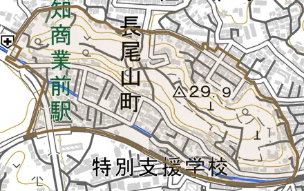 長尾山町とその周辺の地図。町の範囲を重ねている