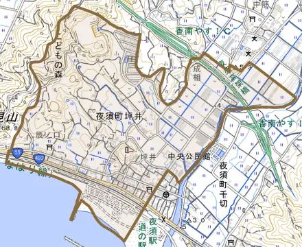 夜須町坪井とその周辺の地図。町の範囲を重ねている