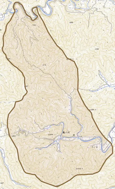 大字亀ノ川とその周辺の地図。町の範囲を重ねている