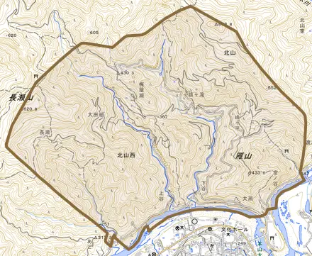 北山丙とその周辺の地図。町の範囲を重ねている