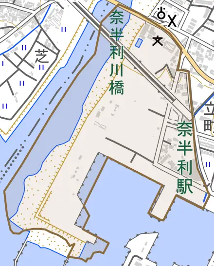 港町とその周辺の地図。町の範囲を重ねている