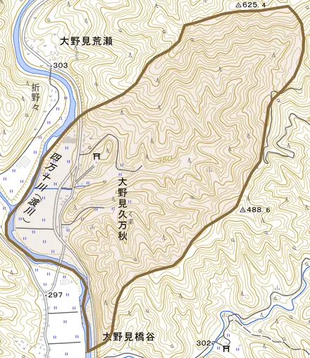 大野見久万秋とその周辺の地図。町の範囲を重ねている
