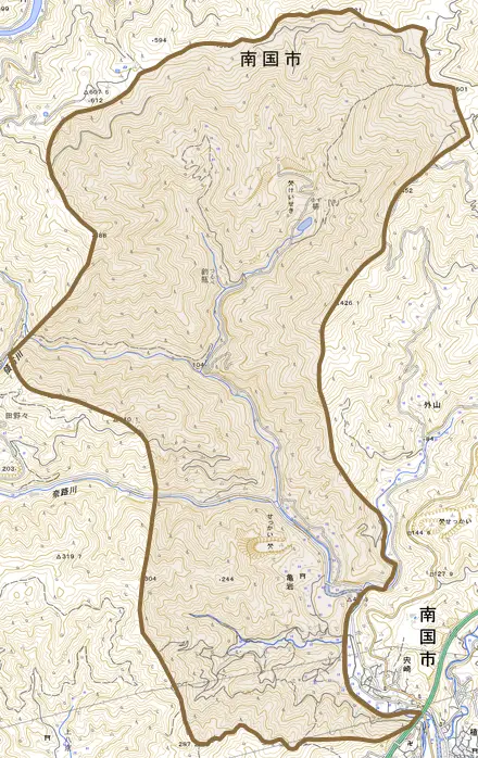 亀岩とその周辺の地図。町の範囲を重ねている