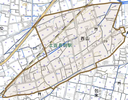 西山とその周辺の地図。町の範囲を重ねている