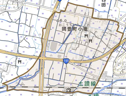 岡豊町小篭とその周辺の地図。町の範囲を重ねている