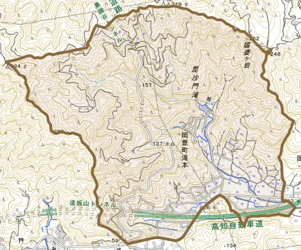 岡豊町滝本とその周辺の地図。町の範囲を重ねている