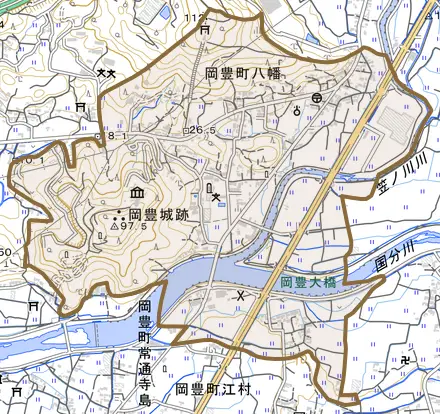 岡豊町八幡とその周辺の地図。町の範囲を重ねている
