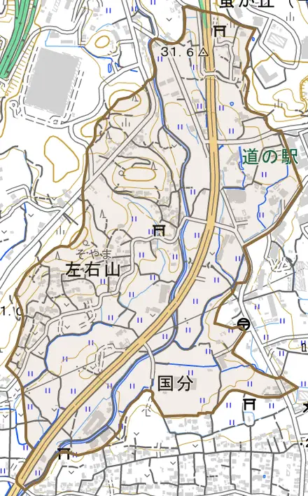 左右山とその周辺の地図。町の範囲を重ねている