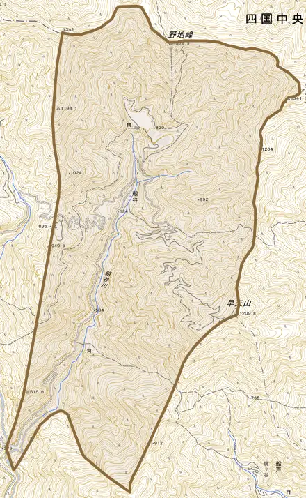 朝谷とその周辺の地図。町の範囲を重ねている