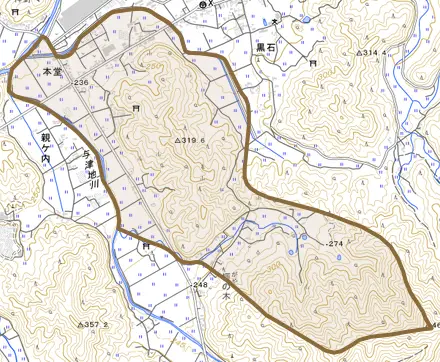 本堂とその周辺の地図。町の範囲を重ねている