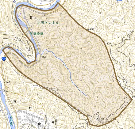 小石とその周辺の地図。町の範囲を重ねている