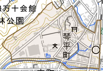 琴平町とその周辺の地図。町の範囲を重ねている