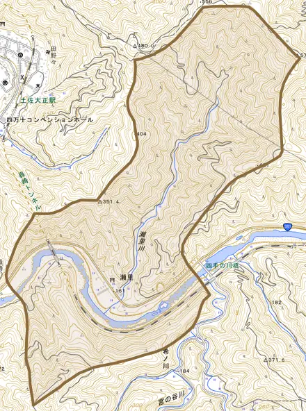 瀬里とその周辺の地図。町の範囲を重ねている