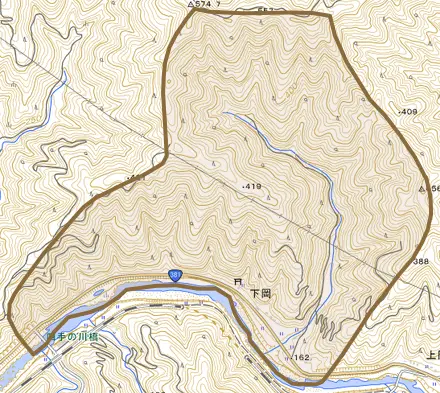 下岡とその周辺の地図。町の範囲を重ねている