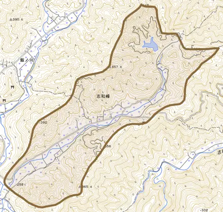 志和峰とその周辺の地図。町の範囲を重ねている