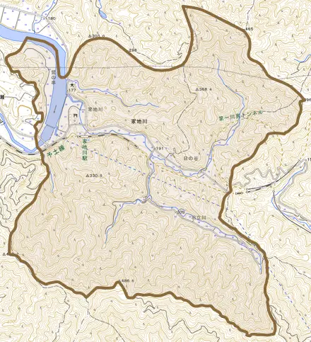 家地川とその周辺の地図。町の範囲を重ねている