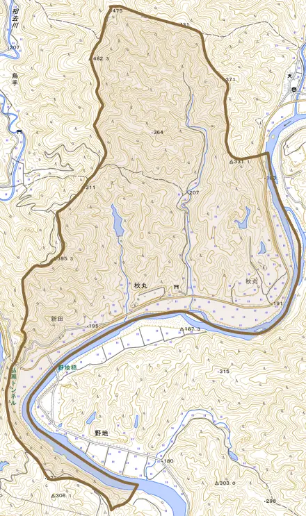 秋丸とその周辺の地図。町の範囲を重ねている