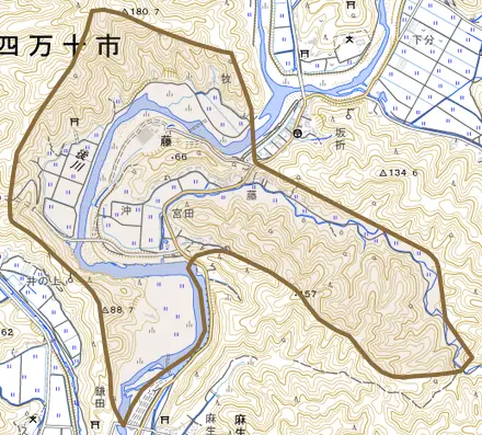 藤とその周辺の地図。町の範囲を重ねている