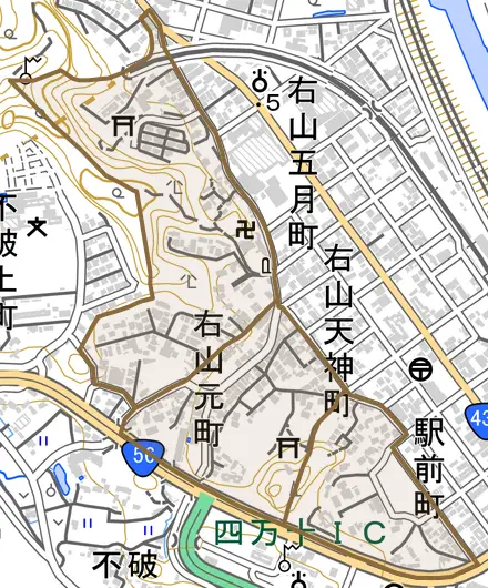 右山元町とその周辺の地図。町の範囲を重ねている