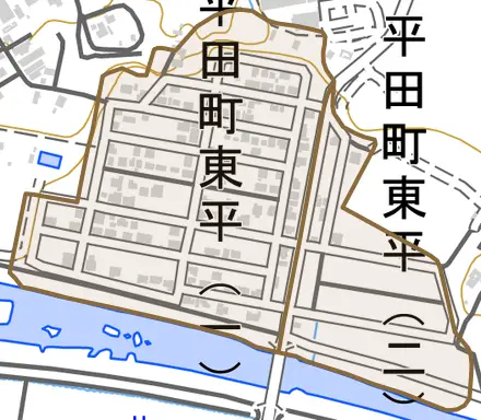 平田町東平とその周辺の地図。町の範囲を重ねている