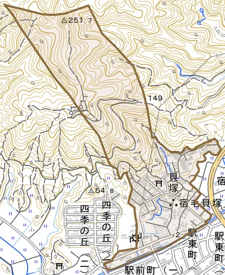 貝塚とその周辺の地図。町の範囲を重ねている