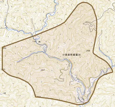 小筑紫町都賀川とその周辺の地図。町の範囲を重ねている