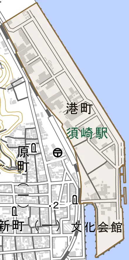 港町とその周辺の地図。町の範囲を重ねている