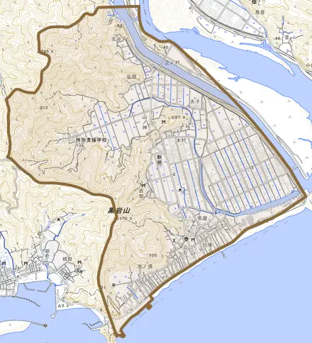 新居とその周辺の地図。町の範囲を重ねている