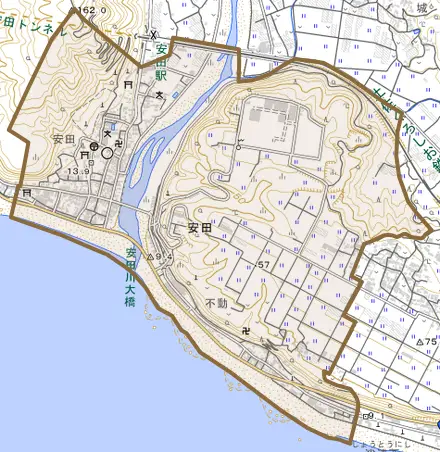 大字安田とその周辺の地図。町の範囲を重ねている