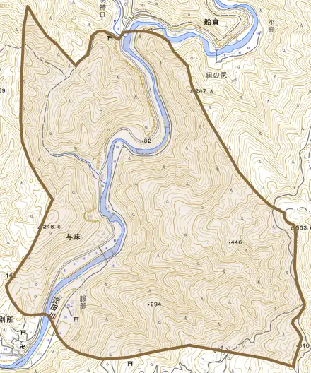 大字与床とその周辺の地図。町の範囲を重ねている