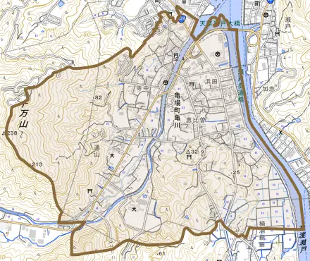 亀場町亀川とその周辺の地図。町の範囲を重ねている