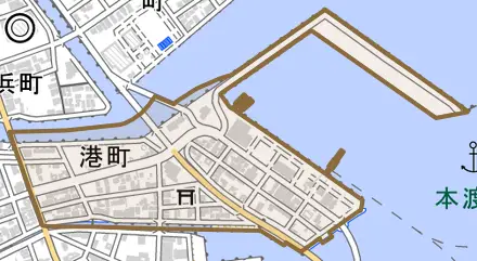 港町とその周辺の地図。町の範囲を重ねている