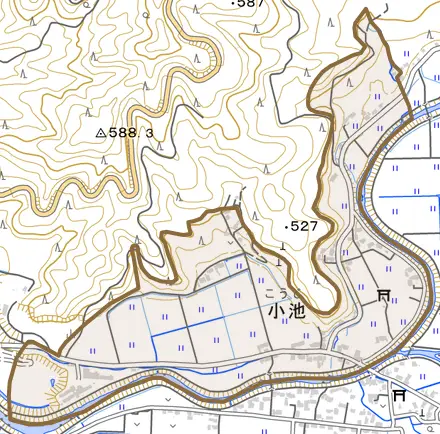 小池とその周辺の地図。町の範囲を重ねている