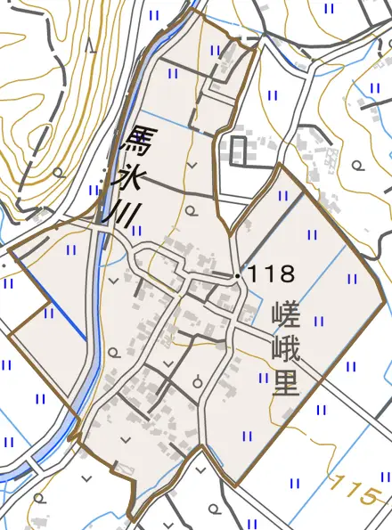 下原田町字嵯峨里とその周辺の地図。町の範囲を重ねている