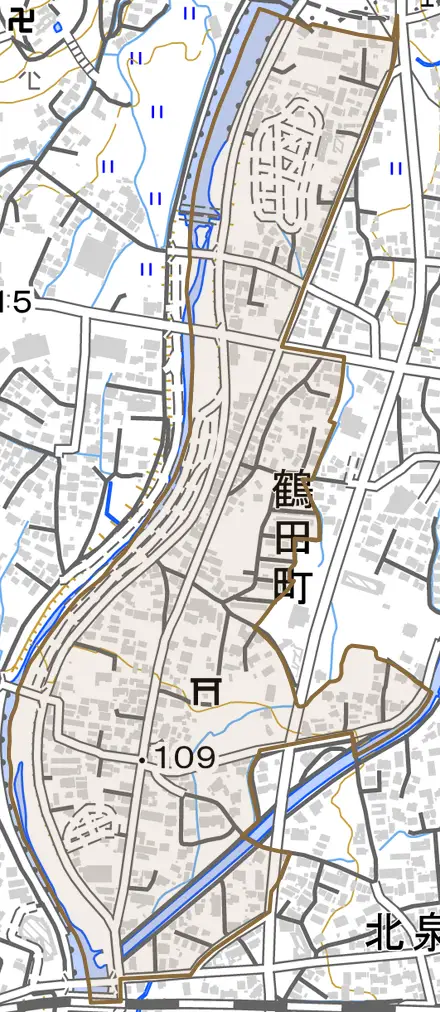 鶴田町とその周辺の地図。町の範囲を重ねている