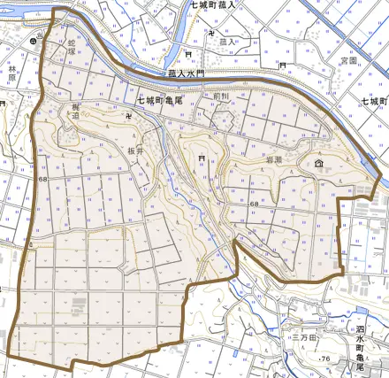 七城町亀尾とその周辺の地図。町の範囲を重ねている