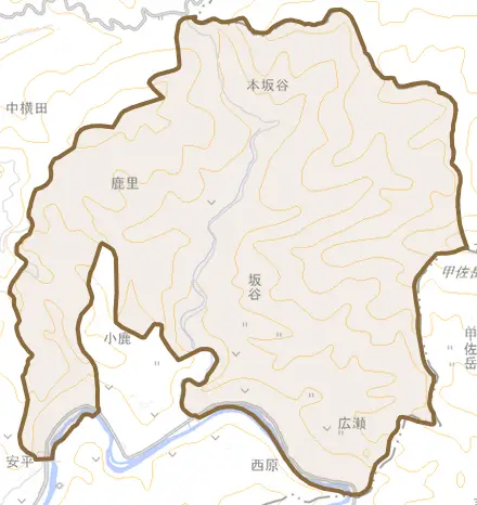 大字坂谷とその周辺の地図。町の範囲を重ねている