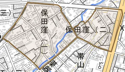 保田窪とその周辺の地図。町の範囲を重ねている