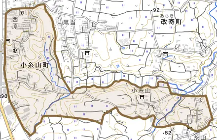 小糸山町とその周辺の地図。町の範囲を重ねている