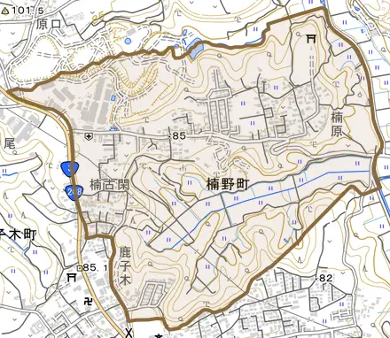 楠野町とその周辺の地図。町の範囲を重ねている