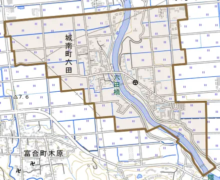 城南町六田とその周辺の地図。町の範囲を重ねている
