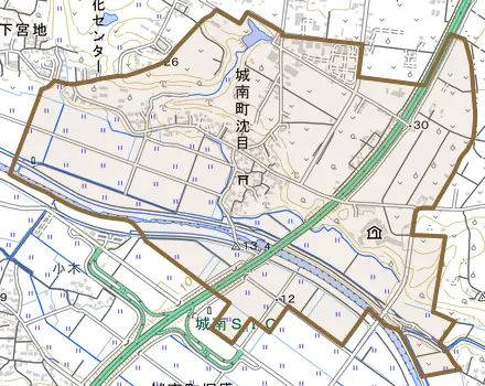 城南町沈目とその周辺の地図。町の範囲を重ねている