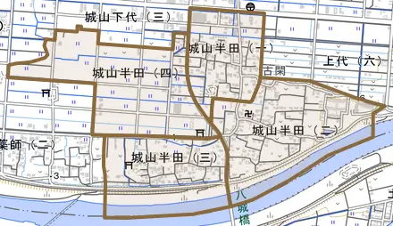 城山半田とその周辺の地図。町の範囲を重ねている