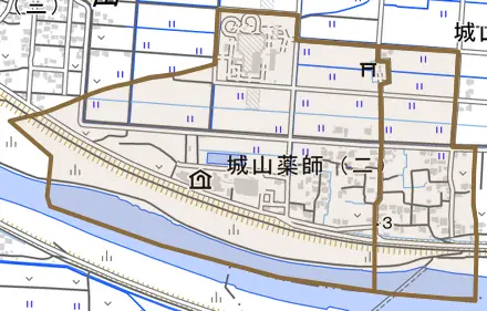 城山薬師とその周辺の地図。町の範囲を重ねている