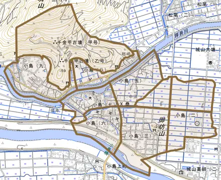 小島とその周辺の地図。町の範囲を重ねている