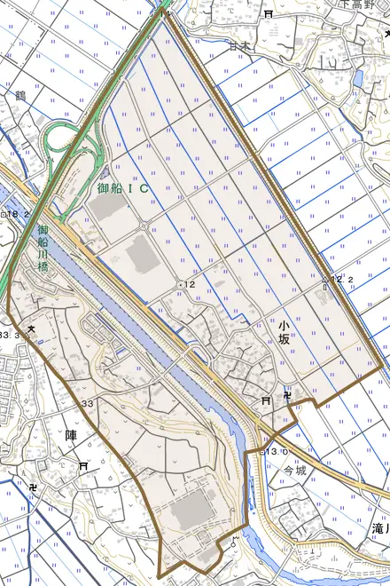 大字小坂とその周辺の地図。町の範囲を重ねている