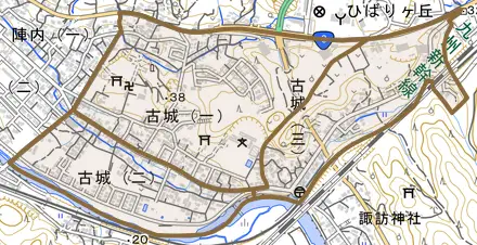 古城とその周辺の地図。町の範囲を重ねている