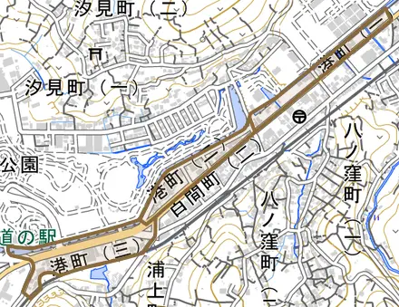港町とその周辺の地図。町の範囲を重ねている